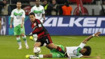 La acción previa de Chicharito, que luego marcó.
