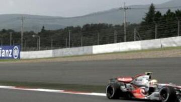 <b>EL MÁS RÁPIDO.</b> Hamilton comienza fuerte... en la primera sesión de entrenamientos marca los mejroes tiempos.