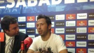 Tamudo durante su presentaci&oacute;n como nuevo jugador del Sabadell.
