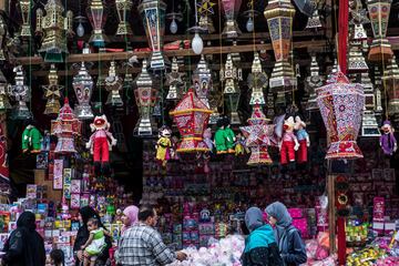 Linterna de Ramadán con la imagen del delantero egipcio del Liverpool Mohamed Salah colgada a la venta en un mercado en el distrito central Sayyida Zeinab de la capital de El Cairo.