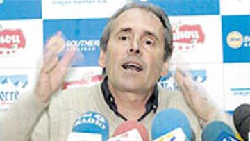 <B>DIO LA CARA</B>. Carlos Aimar contó ayer como se siente, defendió a los suyos y pidió que no se generalizara.