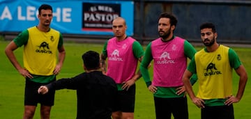 Pombo, entre Pol Moreno y Germán, atiende las indicaciones de Fernández Romo.