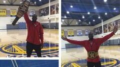 Draymond Green celebra el campeonato de la NBA a lo WWE