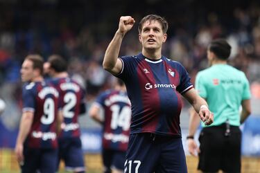 Completísimo partido de Corpas en la victoria del Eibar contra el Huesca. El centrocampista participó en los dos goles, el primero asistiendo con una rosca preciosa a la cabeza de Bautista; y el segundo, tras recuperar el balón y tocar con Matheus Pereira, antes de terminar definiendo con un recorte y disparo.