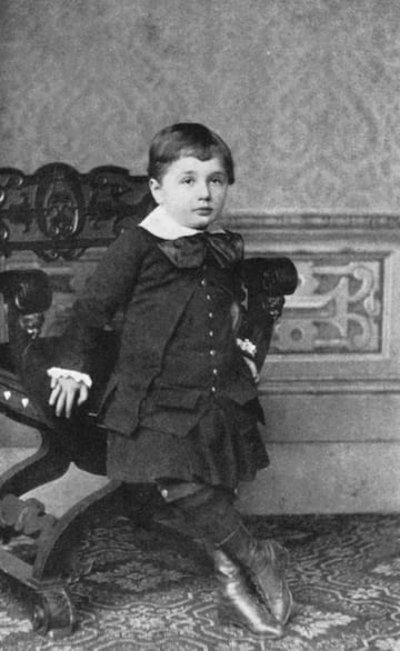 Todos tenemos en la retina el famoso retrato de Albert Einstein con su pelo blanco y alborotado pero seguro que esta imagen, de niño, del que esta considerado como  el científico más importante sorprenderá a más de uno.