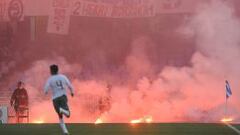 Colaron 70 bengalas, un martillo y tijeras en el estadio de Anoeta