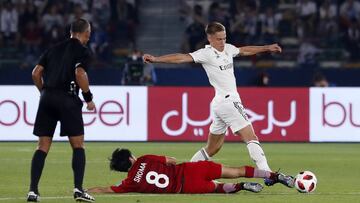 Marcos Llorente le roba el bal&oacute;n a Doi en el 1-3 al Kashima.