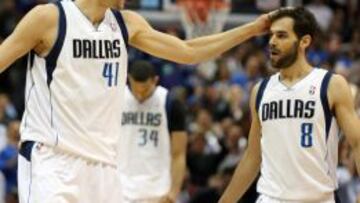 Dirk Nowitzki felicita a Calderón después de que el base español anotase la canasta de tres puntos que llevo el partido e la prórroga.