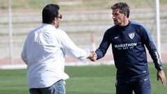 El jeque Al-Thani, saludando a M&iacute;chel hoy en el Ciudad de M&aacute;laga.