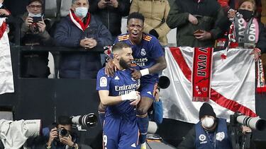 Vinicius y Benzema celebran el 0-1 logrado por el Real Madrid en casa del Rayo Vallecano en la tarde del pasado sábado.