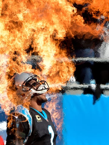 Cam Newton de los Carolina Panthers durante su presentaci¨®n previa al partido contra los Minnesota Vikings en el Bank of America Stadium en Charlotte, Carolina del Norte.