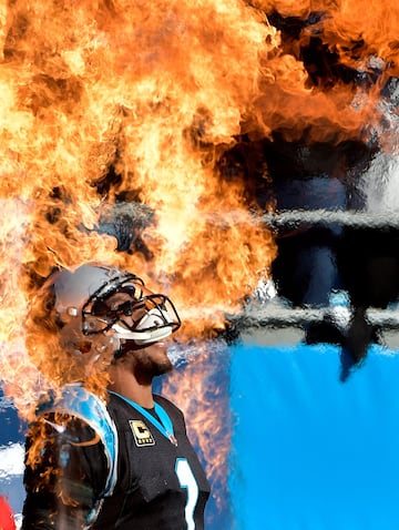 Cam Newton de los Carolina Panthers durante su presentación previa al partido contra los Minnesota Vikings en el Bank of America Stadium en Charlotte, Carolina del Norte.