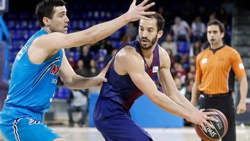 GRAF3423. MADRID, 31/12/2017.- El escolta del FC Barcelona Pau Ribas (d) con el bal&oacute;n ante el p&iacute;vot montenegrino del Fuenlabrada Blagota Selulic, durante el partido de la vig&eacute;sima cuarta jornada de Liga ACB disputado esta ma&ntilde;ana en el Palau Blaugrana de Barcelona. EFE/Andreu Dalmau