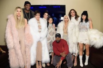 Lamar Odom reaparece en público con el clan Kardashian tras su recuperación después de ser encontrado en un prostíbulo de Las Vegas inconsciente. 