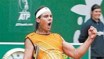 <b>¡OOOOOLÉ! </b>Rafa Nadal deleitó al público celebrando así cada punto ganador ante Hrbaty.