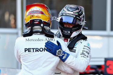 Lewis Hamilton saluda a Valtteri Bottas tras la clasificación del GP de Azerbaiyán.