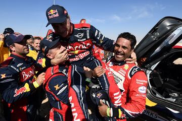 El piloto español ha conseguido su tercer Rally Dakar (tras las de 2010 con Volkswagen y 2018 con Peugeot) tras hacer valer a la perfección sus diez minutos de ventaja perdiendo sólo cuatro con Al Attiyah. De esta manera Carlos Sainz consigue batir su propio récord como el vencedor más longevo de la prueba.