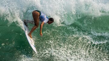 Erica Maximo surfeando en el Mundial Junior de surf de El Salvador 2024.