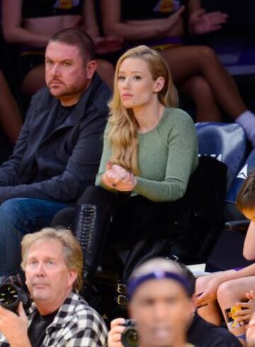 Iggy Azalea acuidó al Staples a ver en directo a su pareja, Nick Young. Pero los Lakers volvieron a perder...