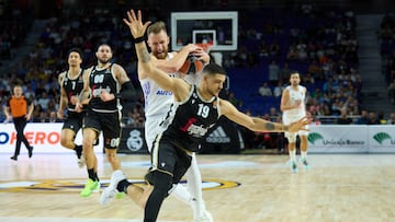 Iffe Lundberg trata de parar la entrada de Dzanan Musa. Gran actuación del jugador danés de la Virtus de Bolonia.