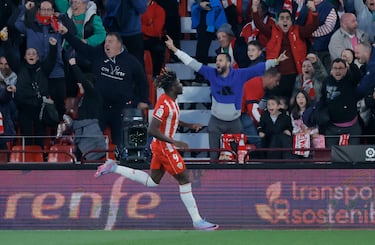 El Bilal fusila a Ter Stegen y pone por delante al Almería. El delantero controló, se la dejó a Luis Suárez y este se la devolvió por encima de Christensen para que el delantero encarase al portero alemán y la pegase con fuerza arriba tocando el larguero y entrando.