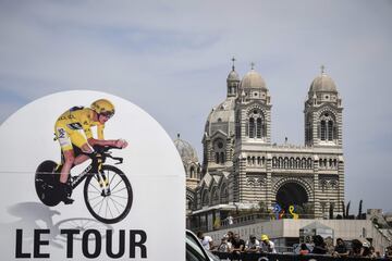 Un cartel anunciando el Tour de Francia representado cerca de la Catedral de Santa María Mayor.