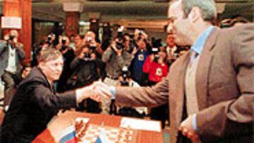 <b>EL ÚLTIMO COMBATE</b>. Los rusos Anatoli Kárpov y Gari Kaspárov se saludan tras su reciente enfrentamiento en Nueva York.