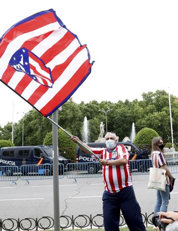 Algunos aficionados del Atltico de Madrid se acercaron a la fuente madrile?a de Neptuno para celebrar el ttulo de Liga conseguido.