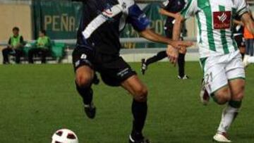 <b>TENSIÓN FINAL. </b>Ricardo controla un balón en presencia de Javi Flores durante el encuentro disputado ayer en el Nuevo Arcángel.