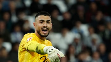MADRID, 14/05/2025.- El guardameta del Mallorca Leonardo Román durante el partido de la jornada 36 de LaLiga de fútbol que Real Madrid y RCD Mallorca disputan este miércoles en el estadio Santiago Bernabéu. EFE/Chema Moya