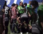 Karla Sofía Gascón vuelve al ojo del huracán: lesionó a un rival en amistoso de futbol