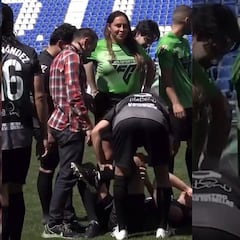 Karla Sofía Gascón vuelve al ojo del huracán: lesionó a un rival en amistoso de futbol