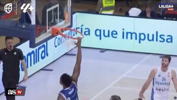 La cancha no soportó su contundente contextura.