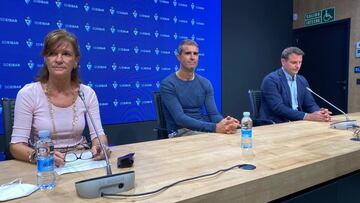 Gaizka Garitano, nuevo entrenador de la SD Eibar, junto a la presidenta del club, Amaia Gorostiza, y el nuevo director deportivo del Eibar, C&eacute;sar Palacios.