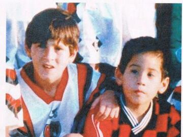 Leo Messi con 9 años vestido para jugar con el equipo rosarina