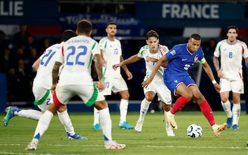 Soccer Football - Nations League - League A - Group 2 - France v Italy - Parc des Princes, Paris, France - September 6, 2024 France's Kylian Mbappe in action with Italy's Samuele Ricci REUTERS/Benoit Tessier