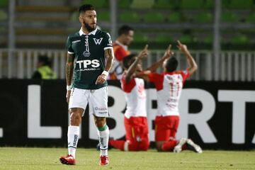 El jugador de Santiago Wanderers Marco Medel, izquierda, se lamenta tras el segundo gol de Independiente de Santa Fe durante el partido de tercera fase de la Copa Libertadores disputado en el estadio Elias Figueroa de Valparaiso, Chile.