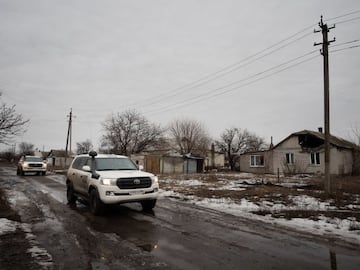 Una patrulla de la OSCE recorre las calles en Nevelske, Ucrania.