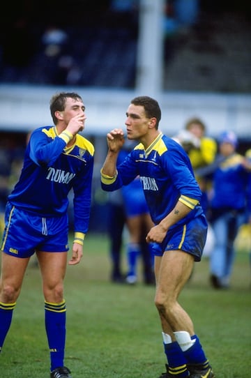 Celebración de Vinnie Jones junto con Andy Thorn simulando que fuman un cigarrillo. El encuentro es frente al Luton Town Football Club en un partido correspodiente a la FA Cup de 1988.