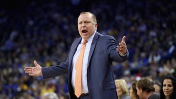 (FILES) In this file photo taken on November 8 2017,  Head coach Tom Thibodeau of the Minnesota Timberwolves reacts during their game against the Golden State Warriors at ORACLE Arena in Oakland, California. - The New York Knicks are putting the final touches on a deal to make former NBA Coach of the Year Tom Thibodeau their next coach, according to multiple reports on July 25, 2020. (Photo by EZRA SHAW / GETTY IMAGES NORTH AMERICA / AFP)