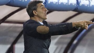 El técnico del Levante, Juan Ramón López Muñiz, durante el encuentro correspondiente a la décima jornada de primera división que han disputado frente al Eibar en el estadio Ipurua de la localidad eibarresa.