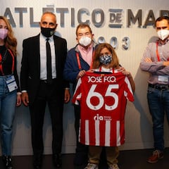 El Atlético cuida y homenajea a sus socios más veteranos