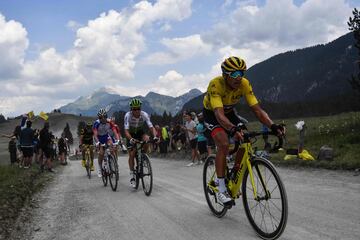 El pelotón pasando por el Plateau des Glieres. 