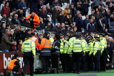 Tras la derrota de 0-3 ante el Burnley, seguidores de los Hammers ingresaron al campo para recriminar a sus jugadores.