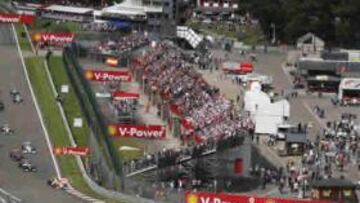 El español Jaime Alguersuari (Toro Rosso), los británicos Lewis Hamilton (McLaren) y el francés Romain Grosjean (Renault) se han visto obligados a abandonar el GP de Bélgica de Fórmula Uno antes de completar la primera vuelta al verse envueltos en un accidente