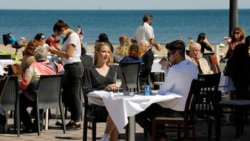 GRAFCVA2916. VALENCIA, 14/03/2021.- Cientos de personas disfrutan hoy del buen tiempo en el Paseo Marítimo de Valencia, y en una semana que comenzará mañana lunes con mas flexibilidad en cuanto al aforo de terrazas e interior de restaurantes, entre otras medidas. EFE/ Ana Escobar