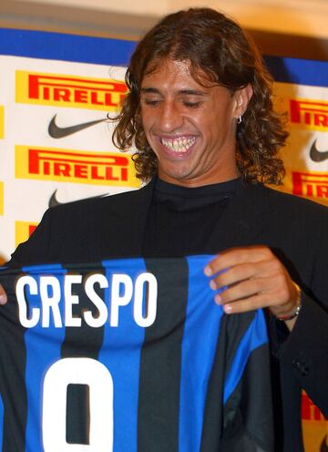Cuando Ronaldo se march¨® del Inter, este tuvo que buscarle un sustituto de urgencia. En 2002 se march¨® al Inter procedente de la Lazio a cambio de cuarente millones de eruos. ?nicamente defendi¨® la camiseta del equipo italiano una temporada (02/03) ya que al a?o siguiente de marchar¨ªa al Chelsea.