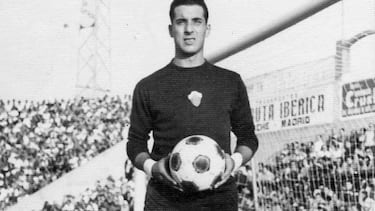 Manuel Pazos, portero sobrio y de reflejos rápidos, tuvo un breve paso por el Real Madrid entre 1953 y 1955, donde acumuló experiencia en la élite. Su gran etapa llegó en el Elche, club al que defendió de 1962 a 1969, siendo uno de los pilares de la estabilidad franjiverde en Primera. En esos años se convirtió en un referente bajo palos, aportando liderazgo y continuidad en una de las mejores etapas históricas del equipo.