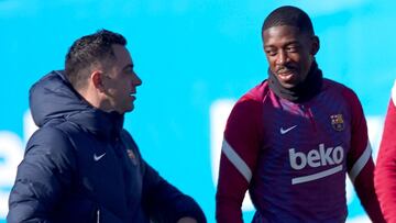 Xavi Hern&aacute;ndez, junto al delantero franc&eacute;s Ousmane Demb&eacute;l&eacute;, durante el entrenamiento de ayer. 