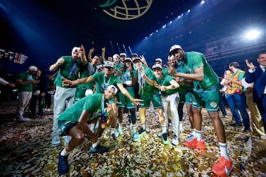 El Unicaja de Málaga, campeón de la Basket Champions League tras ganar 67-83 al Galatasaray. Segundo año consecutivo que conquista el trofeo.
